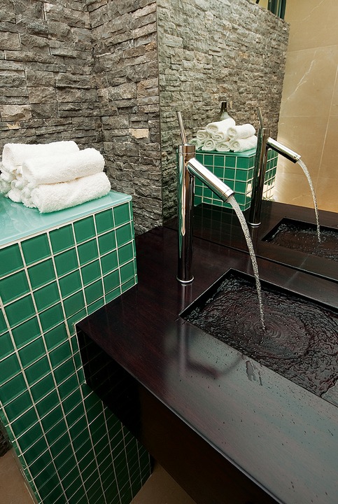 Natural materials are continued in the main bathroom where vivid mosaics are used as a contrast.